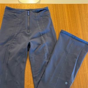 Lululemon size 4 with zipper at the front